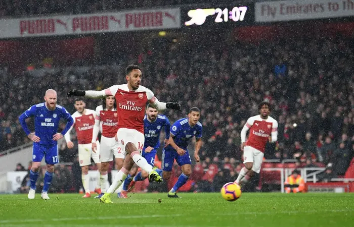 Framed Print : Arsenal's Aubameyang Scores Penalty in Arsenal v Cardiff City (2018-19)