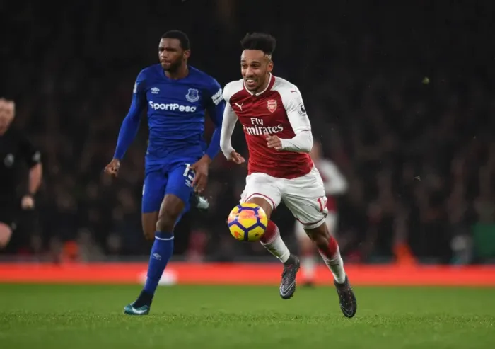 Framed Print : Arsenal's Aubameyang Scores Stunner in Premier League Clash Against Everton