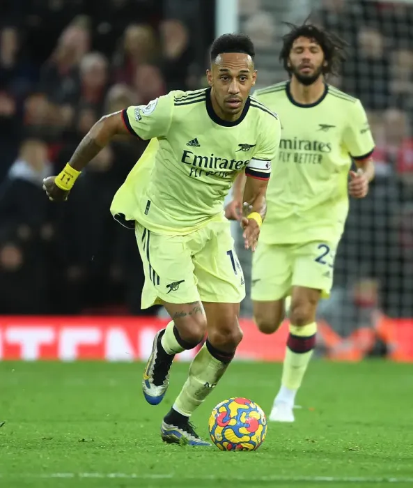 Framed Print : Arsenal's Aubameyang vs. Liverpool: Premier League Clash 2021-22