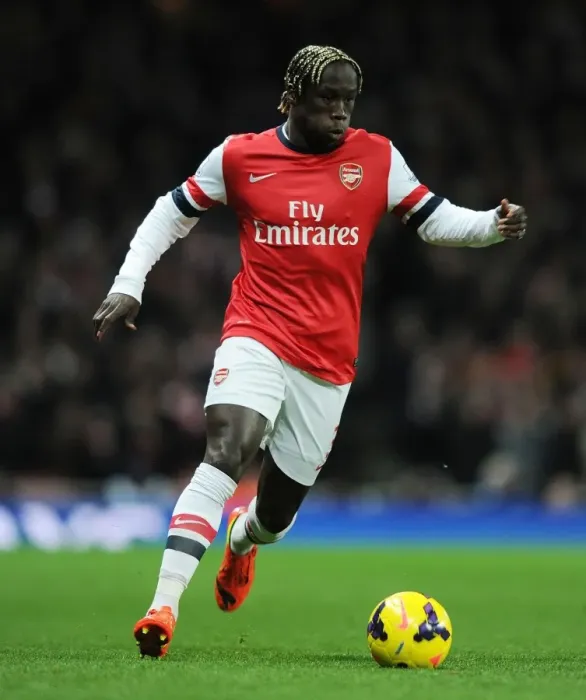 Framed Print : Arsenal's Bacary Sagna in Action Against Manchester United (2013-14) Framed Print : Arsenal's Bacary Sagna in Action Against Manchester United (2013-14)