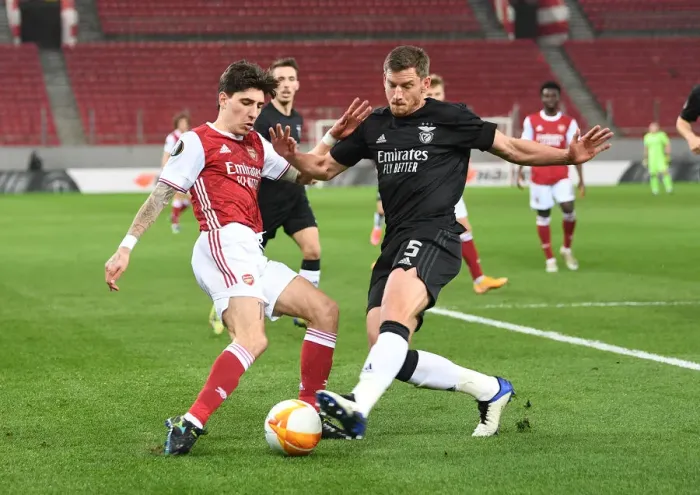 Framed Print : Arsenal's Bellerin Clashes with Benfica's Vertonghen in Europa League Showdown Framed Print : Arsenal's Bellerin Clashes with Benfica's Vertonghen in Europa League Showdown