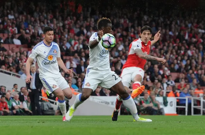 Framed Print : Arsenal's Bellerin Evades Kone in Thrilling Premier League Showdown