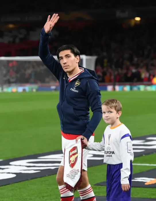 Framed Print : Arsenal's Bellerin Gears Up: Europa League Battle Against Standard Liege