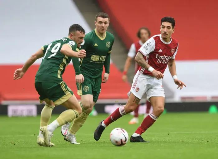 Framed Print : Arsenal's Bellerin Outmaneuvers Sheffield United's Robinson in Premier League Clash Framed Print : Arsenal's Bellerin Outmaneuvers Sheffield United's Robinson in Premier League Clash