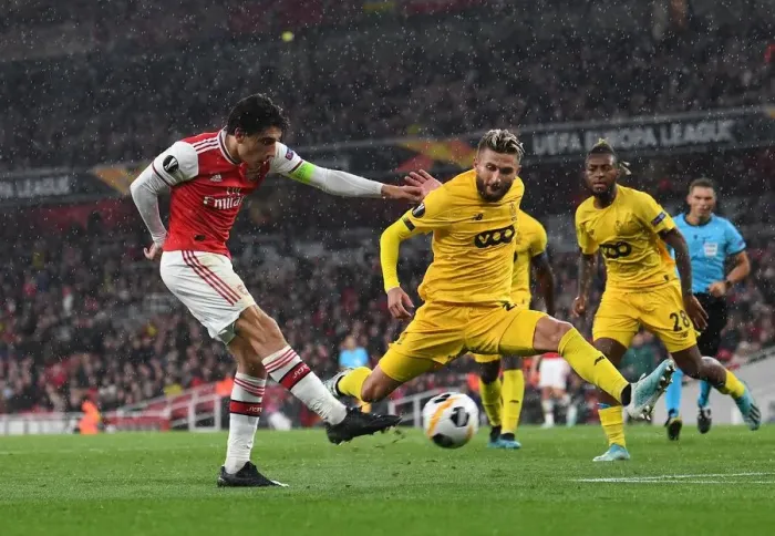 Framed Print : Arsenal's Bellerin Scores Under Pressure Against Standard Liege in Europa League