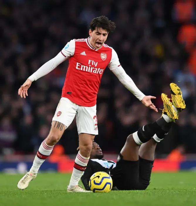 Framed Print : Arsenal's Bellerin vs. Newcastle's Saint-Maximin: A Premier League Showdown at Emirates Stadium
