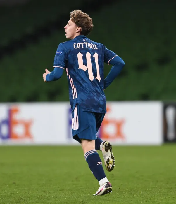 Framed Print : Arsenal's Ben Cottrell in Action against Dundalk FC in UEFA Europa League
