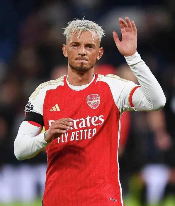 Framed Print : Arsenal's Ben White Acknowledges Fans After Chelsea Showdown (2023-24 Premier League) Framed Print : Arsenal's Ben White Acknowledges Fans After Chelsea Showdown (2023-24 Premier League)