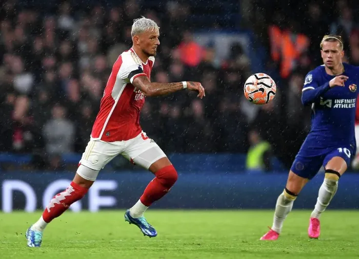 Framed Print : Arsenal's Ben White in Action: 2023-24 Premier League - Chelsea vs Arsenal