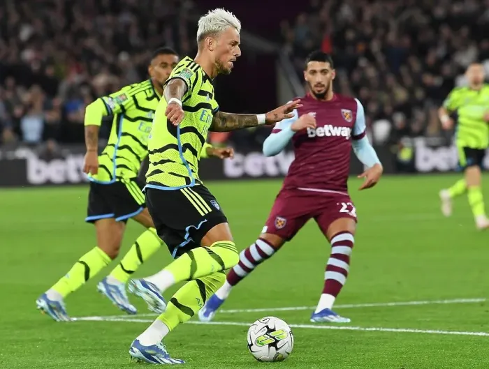Framed Print : Arsenal's Ben White in Action: West Ham United vs Arsenal, Carabao Cup 2023-24