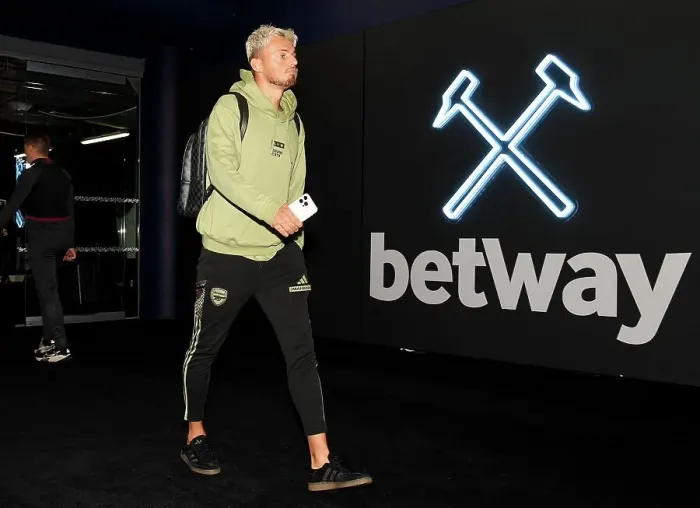 Framed Print : Arsenal's Ben White Arrives at London Stadium Ahead of West Ham Showdown - Carabao Cup 2023-24
