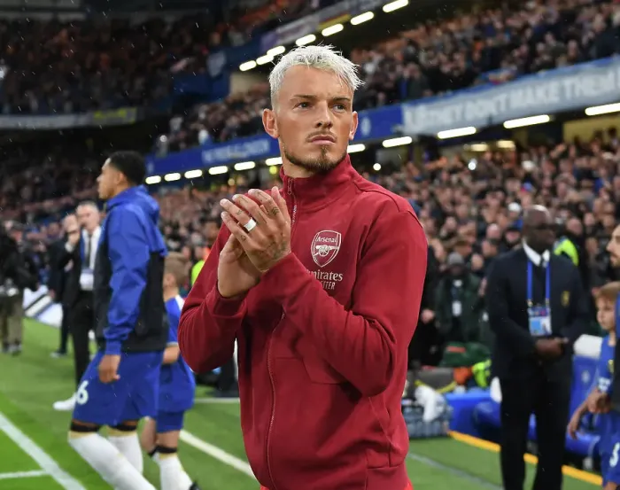 Framed Print : Arsenal's Ben White Faces Off Against Chelsea at Stamford Bridge (2023-24 Premier League)