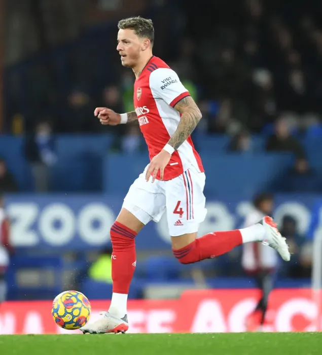 Framed Print : Arsenal's Ben White Faces Off Against Everton in Intense Premier League Clash Framed Print : Arsenal's Ben White Faces Off Against Everton in Intense Premier League Clash