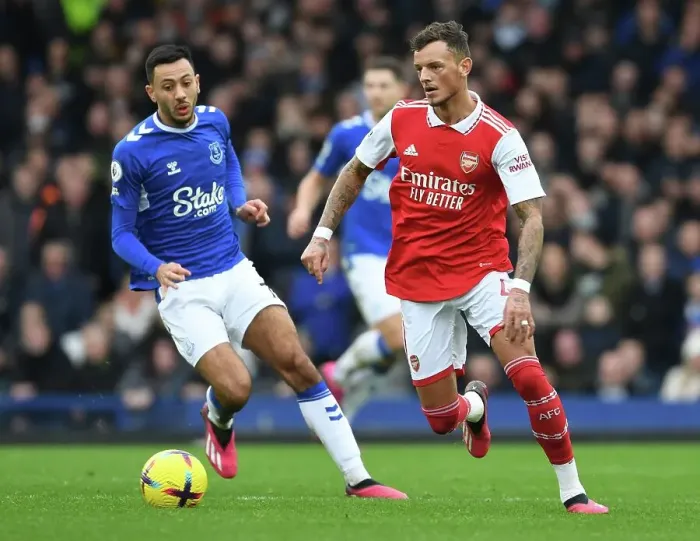 Framed Print : Arsenal's Ben White Faces Off Against Everton's Dwight McNeil in Premier League Clash Framed Print : Arsenal's Ben White Faces Off Against Everton's Dwight McNeil in Premier League Clash