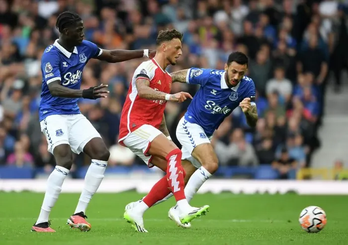 Framed Print : Arsenal's Ben White Fends Off Everton Pressure in Premier League Clash (2023-24)