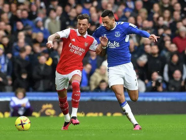 Arsenal FC Print: Ben White vs Dwight McNeil. Art Prints, Posters & Puzzles  from Arsenal FC