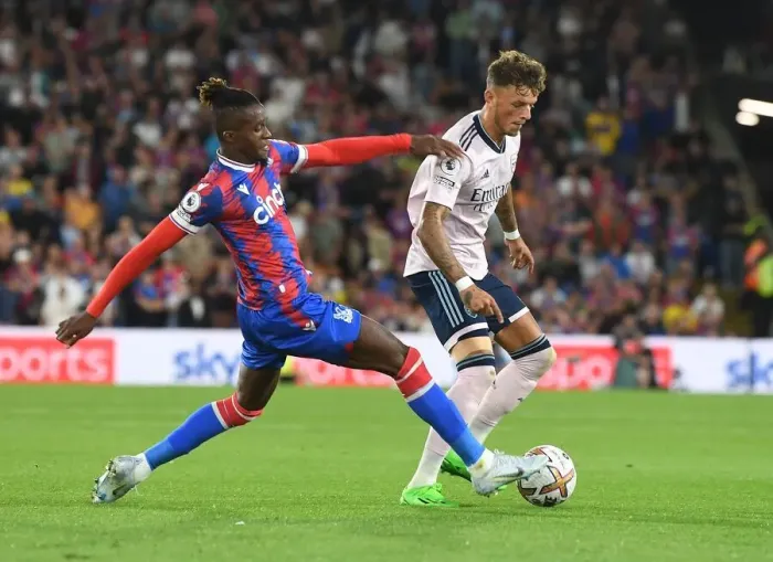 Framed Print : Arsenal's Ben White Outmaneuvers Crystal Palace's Wilfred Zaha in Premier League Clash Framed Print : Arsenal's Ben White Outmaneuvers Crystal Palace's Wilfred Zaha in Premier League Clash