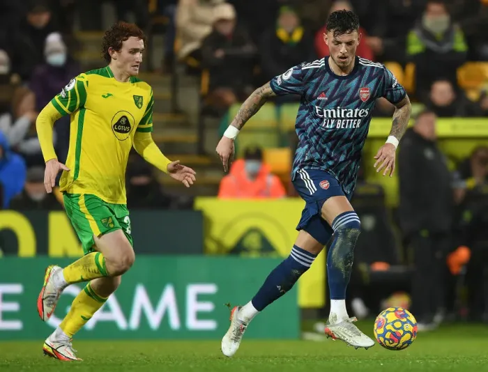 Framed Print : Arsenal's Ben White Outmaneuvers Norwich's Joshua Sargent in Premier League Clash