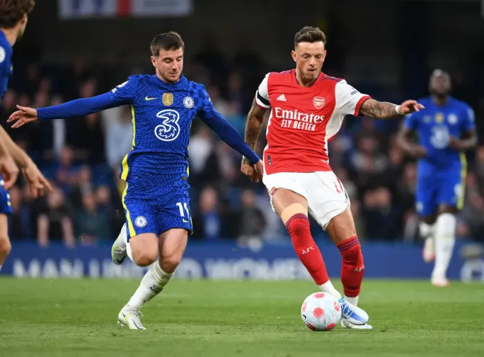 Framed Print : Arsenal's Ben White Outmuscles Chelsea's Mason Mount in Intense Premier League Clash Framed Print : Arsenal's Ben White Outmuscles Chelsea's Mason Mount in Intense Premier League Clash