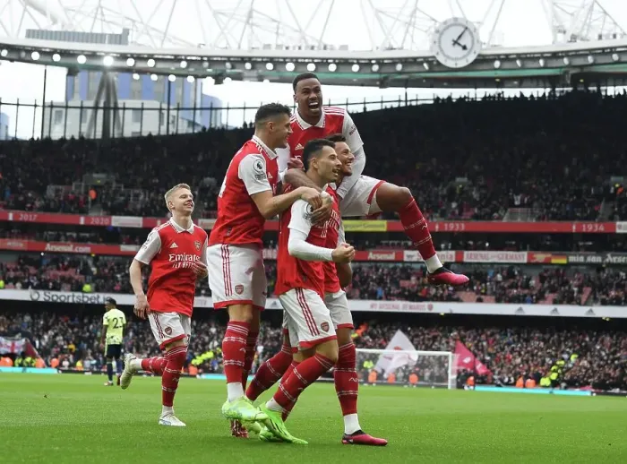 Framed Print : Arsenal's Ben White Scores and Celebrates with Team against Leeds United in the Premier League