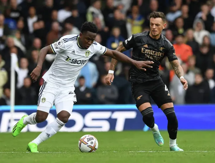 Framed Print : Arsenal's Ben White Shuts Down Leeds Luis Sinisterra in Premier League Clash Framed Print : Arsenal's Ben White Shuts Down Leeds Luis Sinisterra in Premier League Clash
