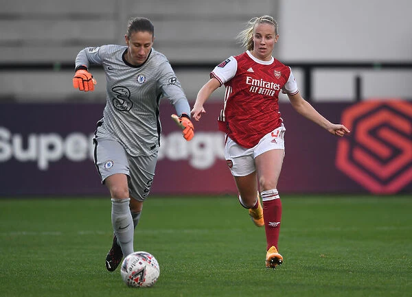 Arsenal's Beth Mead Chases Down Chelsea's Goalkeeper in FA WSL Showdown