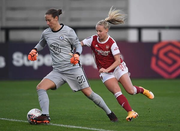 Arsenal's Beth Mead Chases Down Chelsea's Goalkeeper in FA WSL Thriller: A High-Stakes Showdown