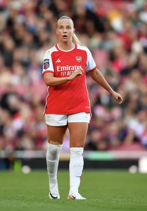 Framed Print : Arsenal's Beth Mead in Deep Thought: The Focused Star at Emirates Stadium (2023-24) - Arsenal vs Aston Villa