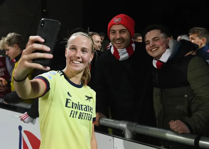 Framed Print : Arsenal's Beth Mead Poses with Fans after HB Koge Victory in UEFA Women's Champions League