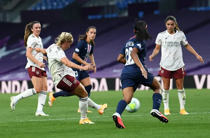 Framed Print : Arsenal's Beth Mead Scores Dramatic Goal against Paris Saint-Germain in UEFA Women's Champions League Quarterfinal