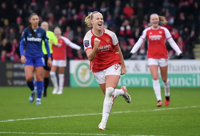 Framed Print : Arsenal's Beth Mead Scores Hat-Trick in Impressive Win over West Ham