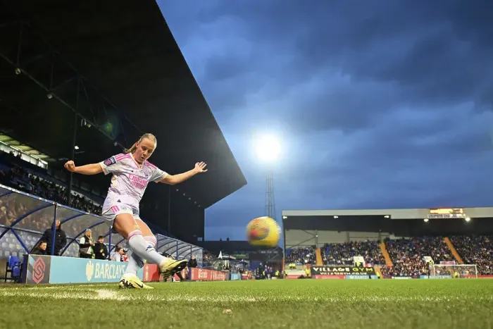 Framed Print : Arsenal's Beth Mead Takes a Corner-Kick Against Liverpool in Women's Super League Clash