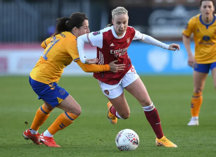 Framed Print : Arsenal's Beth Mead vs Everton's Maeva Clemaron: A FA WSL Showdown at Meadow Park