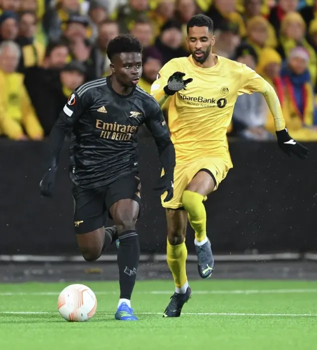 Framed Print : Arsenal's Bukayo Saka in Action: Overpowering Bodø / Glimt in the Europa League (October 2022)