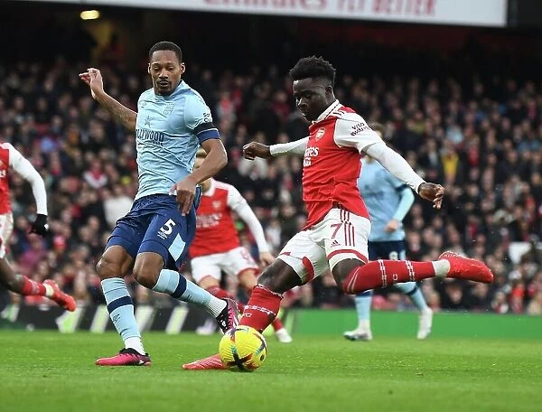 Arsenal's Bukayo Saka Clashes with Brentford's Ethan Pinnock in Premier League Showdown