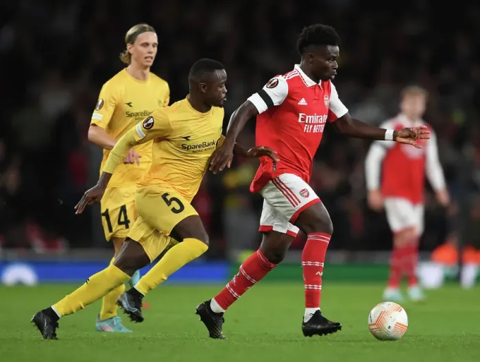 Framed Print : Arsenal's Bukayo Saka Clashes with Brice Wenbangomo in Europa League Battle Framed Print : Arsenal's Bukayo Saka Clashes with Brice Wenbangomo in Europa League Battle