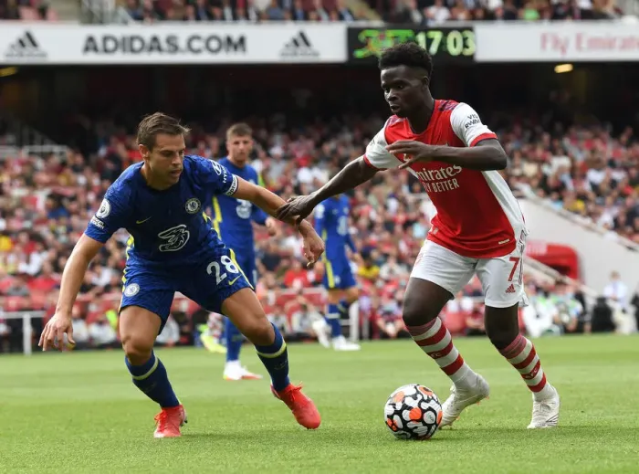 Framed Print : Arsenal's Bukayo Saka Clashes with Chelsea's Cesar Azpilicueta in the 2021-22 Premier League Match