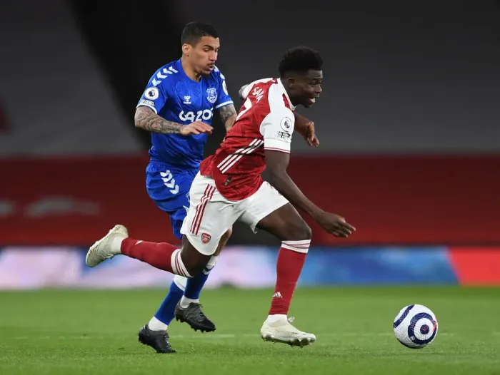 Framed Print : Arsenal's Bukayo Saka Clashes with Everton's Allan in Premier League Showdown