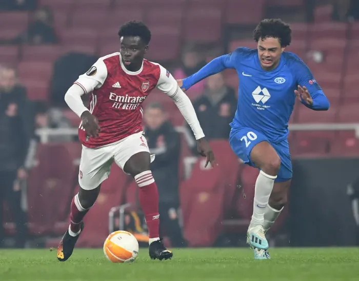Framed Print : Arsenal's Bukayo Saka Clashes with Molde's Henry Wingo in Europa League Showdown