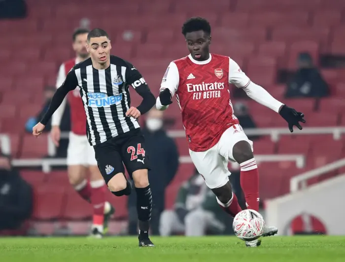 Framed Print : Arsenal's Bukayo Saka Clashes with Newcastle's Miguel Almiron in FA Cup Third Round