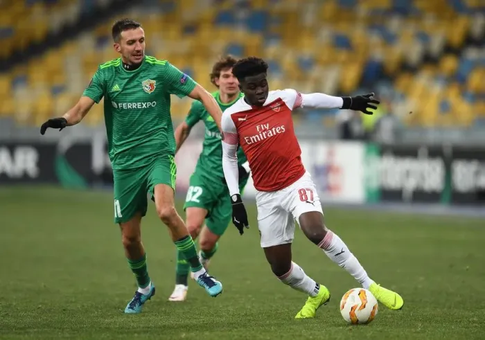 Framed Print : Arsenal's Bukayo Saka Clashes with Vyacheslav Sharpar of Vorskla in Europa League Match