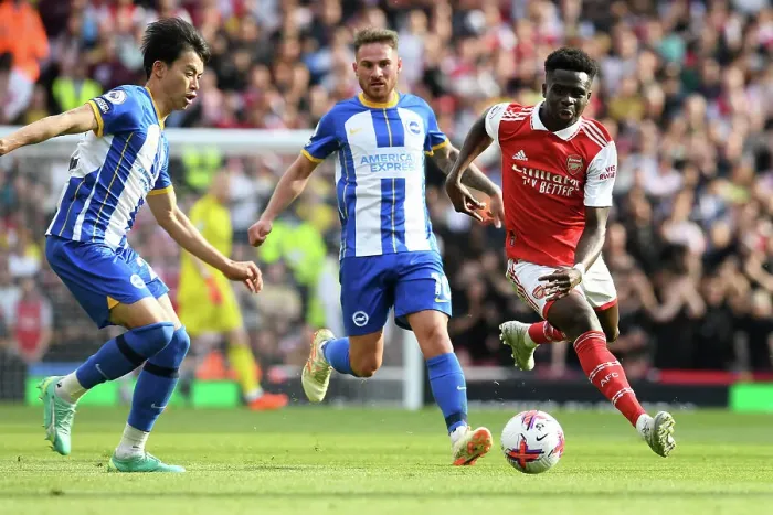 Framed Print : Arsenal's Bukayo Saka Drives Past Brighton Defenders in 2022-23 Premier League Clash