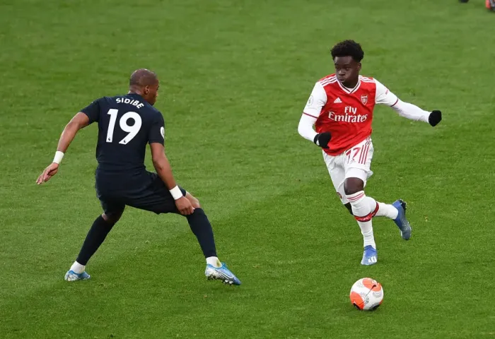 Framed Print : Arsenal's Bukayo Saka Evades Everton's Djibril Sidibe: Premier League Showdown at Emirates Stadium