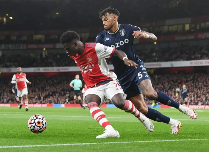 Framed Print : Arsenal's Bukayo Saka Faces Off Against Aston Villa's Tyrone Mings in Premier League Showdown Framed Print : Arsenal's Bukayo Saka Faces Off Against Aston Villa's Tyrone Mings in Premier League Showdown
