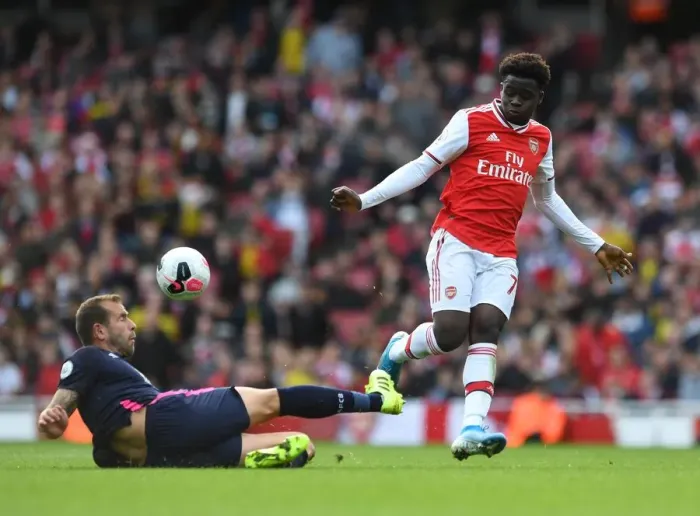 Framed Print : Arsenal's Bukayo Saka Faces Off Against Bournemouth's Steve Cook in Premier League Clash