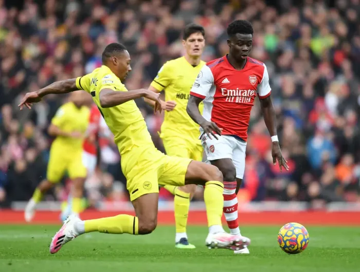 Framed Print : Arsenal's Bukayo Saka Faces Off Against Brentford's Ethan Pinnock in Premier League Clash Framed Print : Arsenal's Bukayo Saka Faces Off Against Brentford's Ethan Pinnock in Premier League Clash