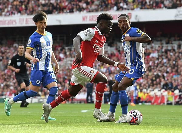 Arsenal's Bukayo Saka Faces Off Against Brighton's Pervis Estupinan in Premier League Clash