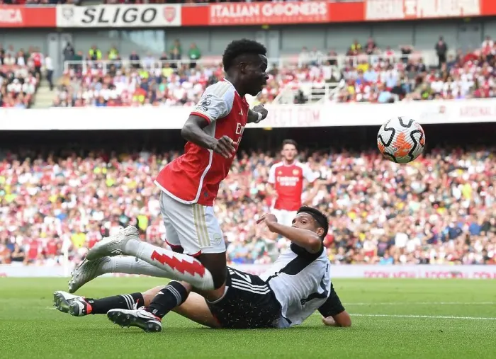 Framed Print : Arsenal's Bukayo Saka Faces Off Against Fulham's Raul Jimenez in Intense Premier League Clash (2023-24) Framed Print : Arsenal's Bukayo Saka Faces Off Against Fulham's Raul Jimenez in Intense Premier League Clash (2023-24)