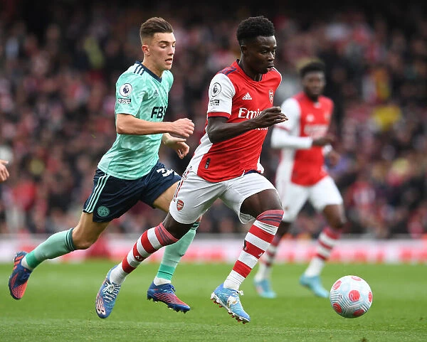 Arsenal's Bukayo Saka Faces Off Against Leicester's Luke Thomas in Premier League Clash