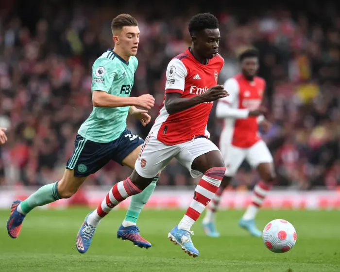 Framed Print : Arsenal's Bukayo Saka Faces Off Against Leicester's Luke Thomas in Premier League Clash